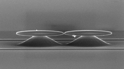Imagem microscopia eletrônica de um par de cavidades optomecânicas acopladas