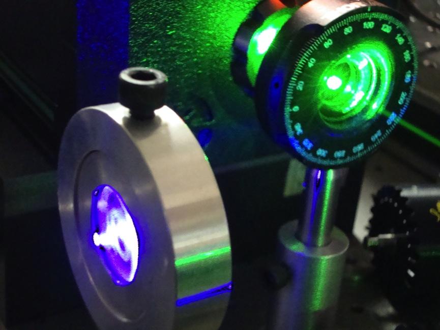 Laser de estado sólido verde (532 nm), de 5 Watts, usado para acionamento do laser de Ti:safira