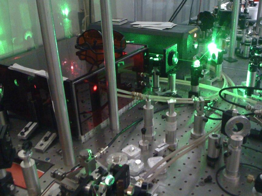 Laser de Ti:safira de femosegundos de alta taxa de repetição (1 GHz) contruido no grupo