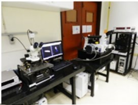 Laboratório mostrando o microscópio de fluorescência e estação de pontas para medidas em dispositivos