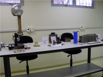 Mesa para demonstração de fenômenos eletromagnéticos