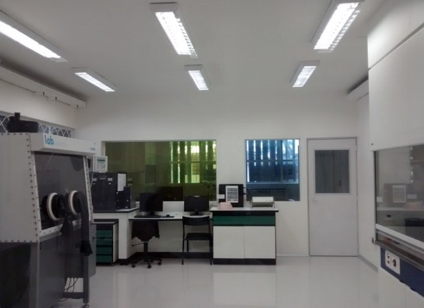 visão parcial da sala limpa onde foram instalados os sistemas de litografia a laser, capelas, sputtering