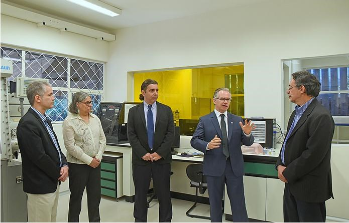 solenidade de inauguração LAMULT – IFGW. Da direita para esquerda: Prof. Francisco Marques, reitor Marcelo Knobel, Prof. Newton Cesario Frateschi, Profa. Teresa Atvars e Prof. Luís Edurado Evangelista de Araujo