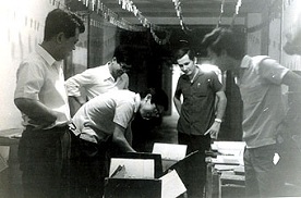 Cientistas do IFGW trabalhando no porão do colégio Bento Quirino nos anos 1960
