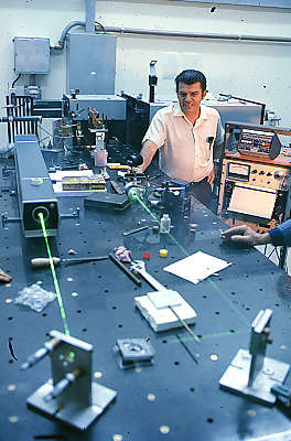Sérgio Porto em experimentos com lasers no IFGW, nos anos 1970 