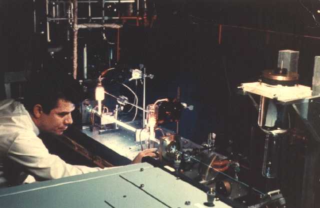 Sérgio Porto maneja um laser de argônio nos anos 1970.