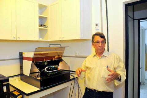 Prof. Mauro Monteiro mostra sistema de escrita a laser